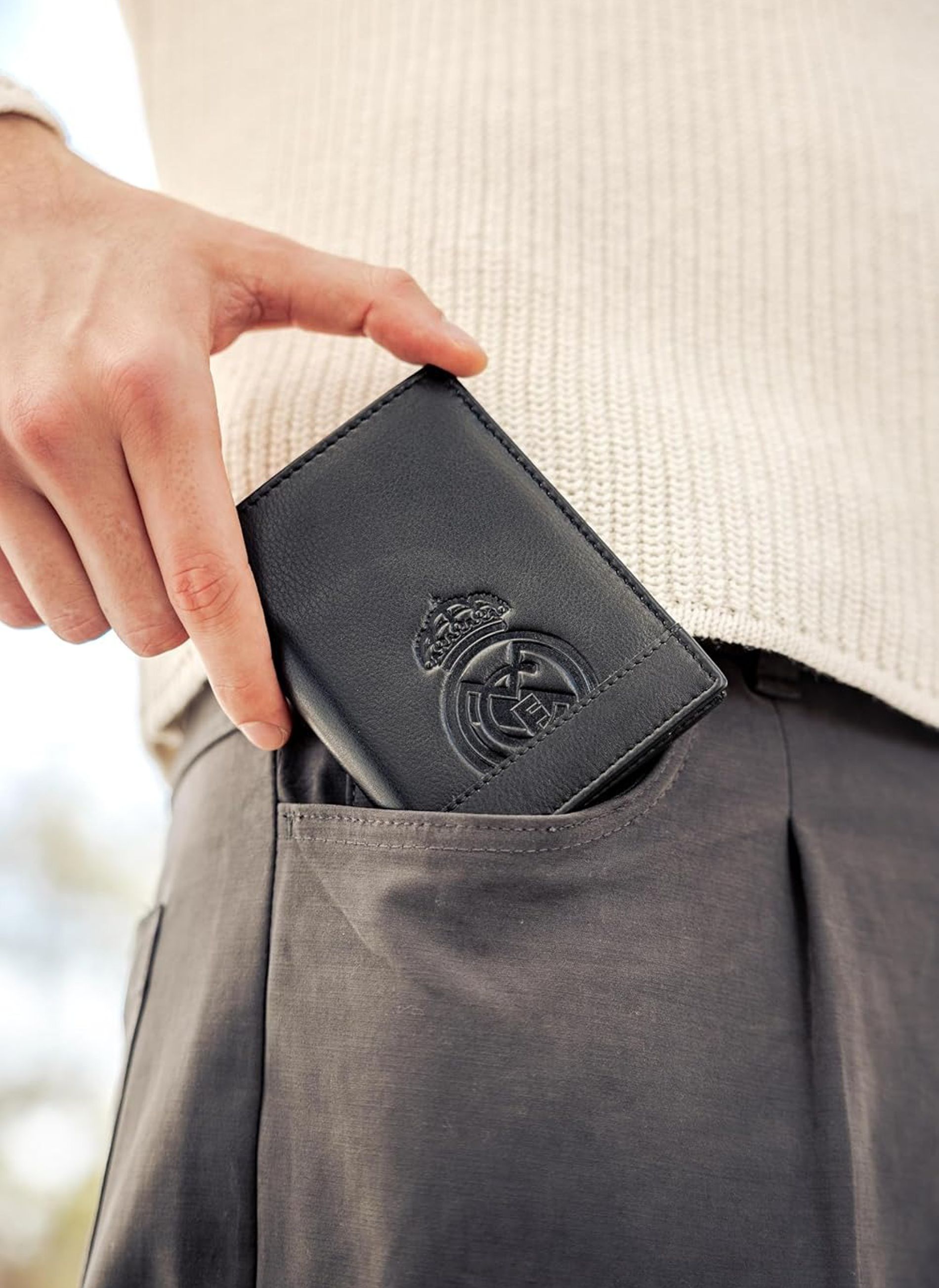 LUGUPELL ® Real Madrid Cartera Vertical con Monedero Estadio 9  x 12